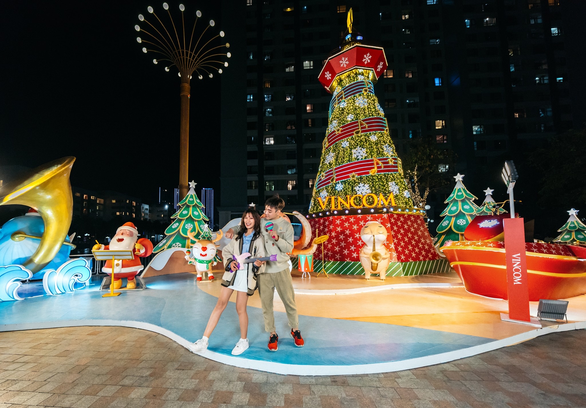 Khong khi Giang sinh tran ngap cac TTTM hinh anh