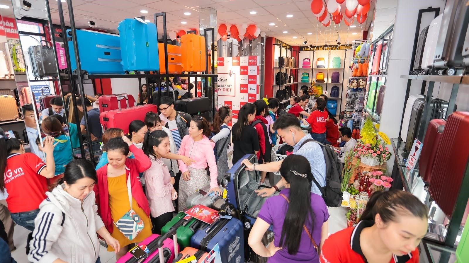 Chuoi ban le hanh ly Lug anh 5