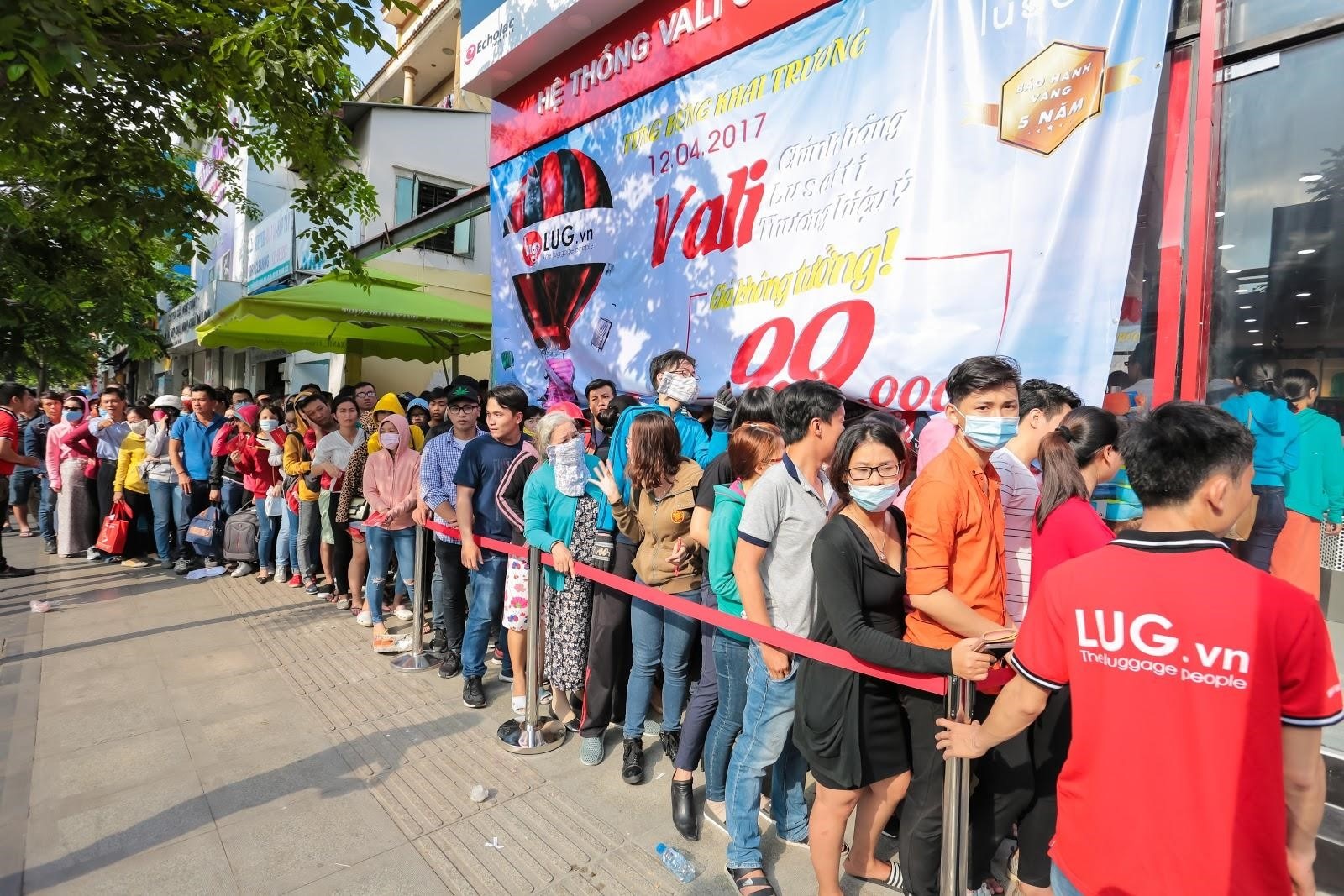 Chuoi ban le hanh ly Lug anh 4