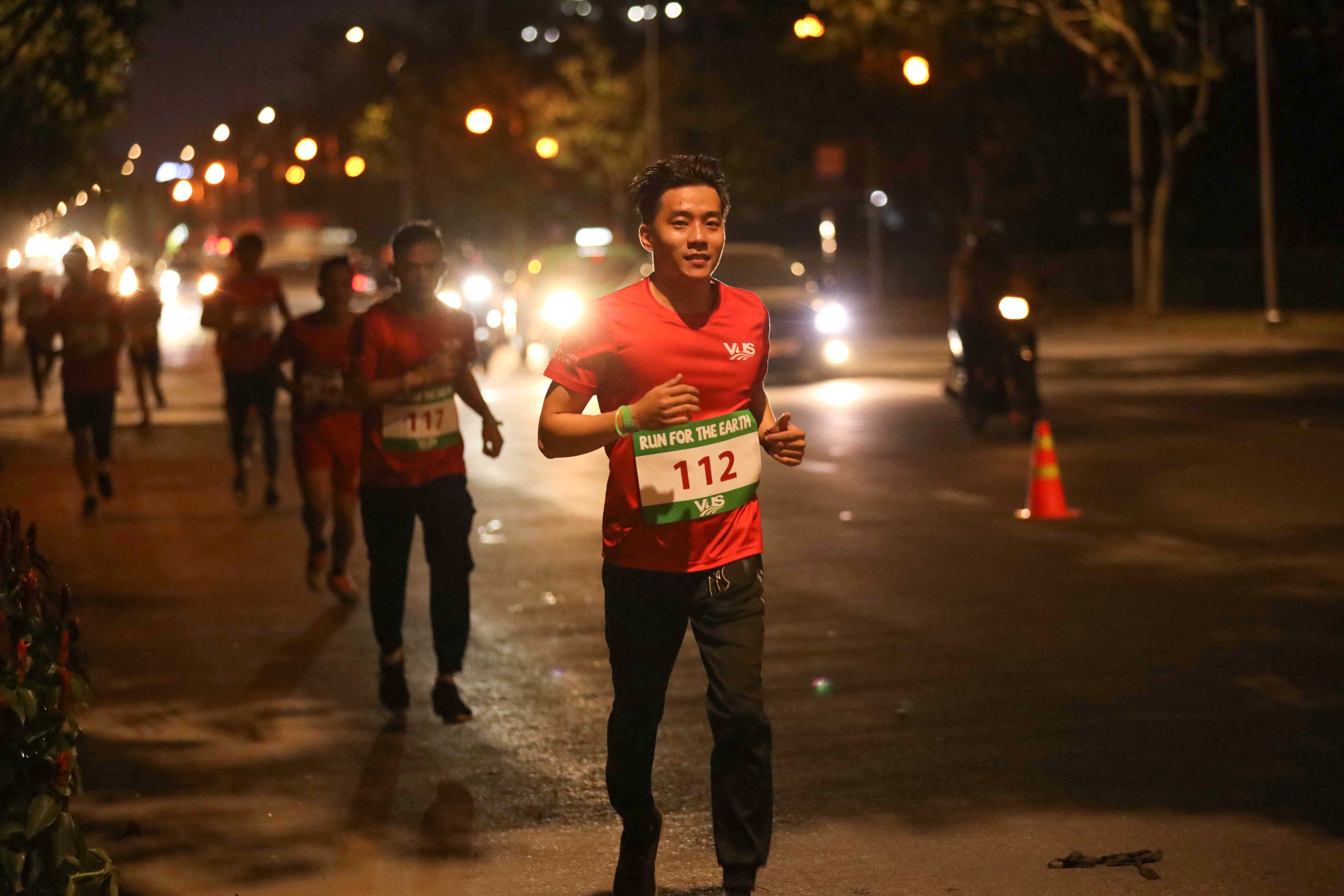 'Run for the Earth' quyen gop hon 2.500 cay xanh hinh anh