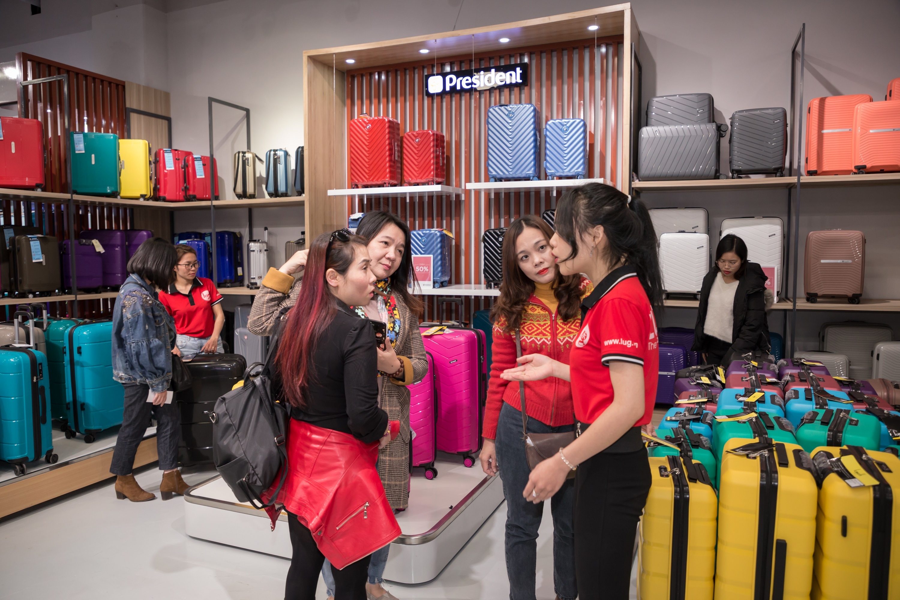 Chuoi ban le hanh ly Lug anh 7