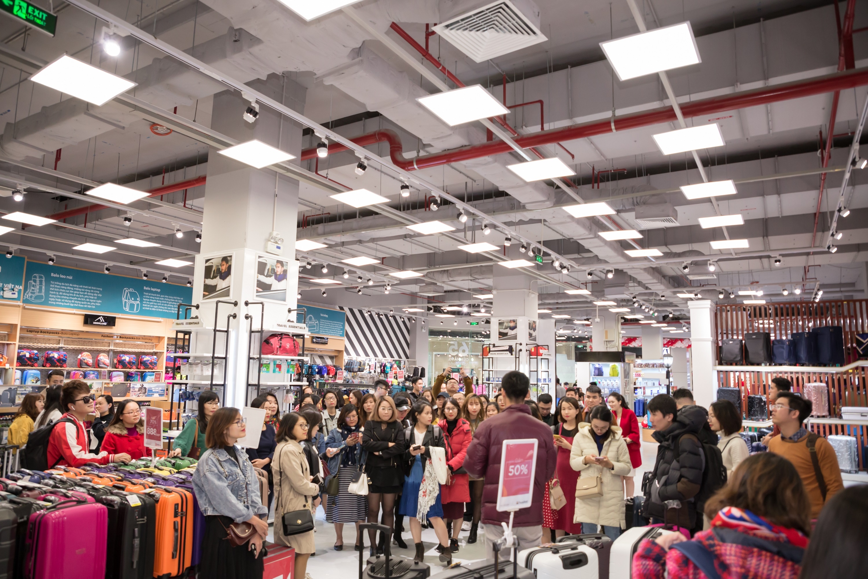 Chuoi ban le hanh ly Lug anh 6