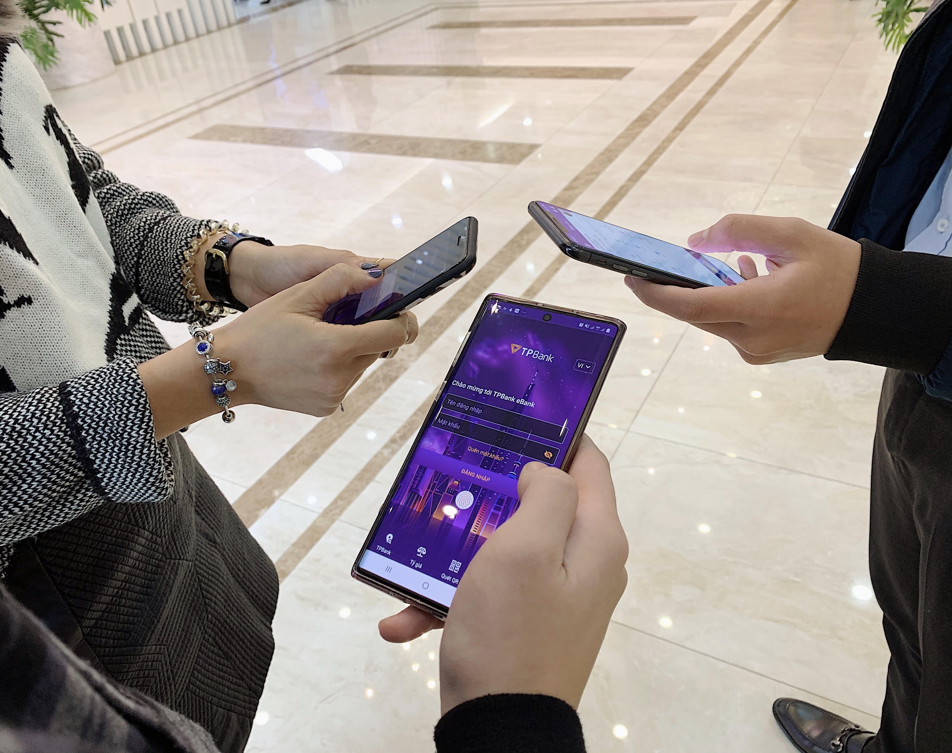 Ngan hang chay dua phat trien cong nghe, nguoi dung huong loi hinh anh