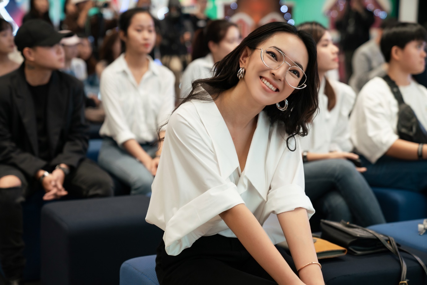 Chau Bui va chuyen chua ke ve 'chu cuu den' cua lang hot girl Viet hinh anh