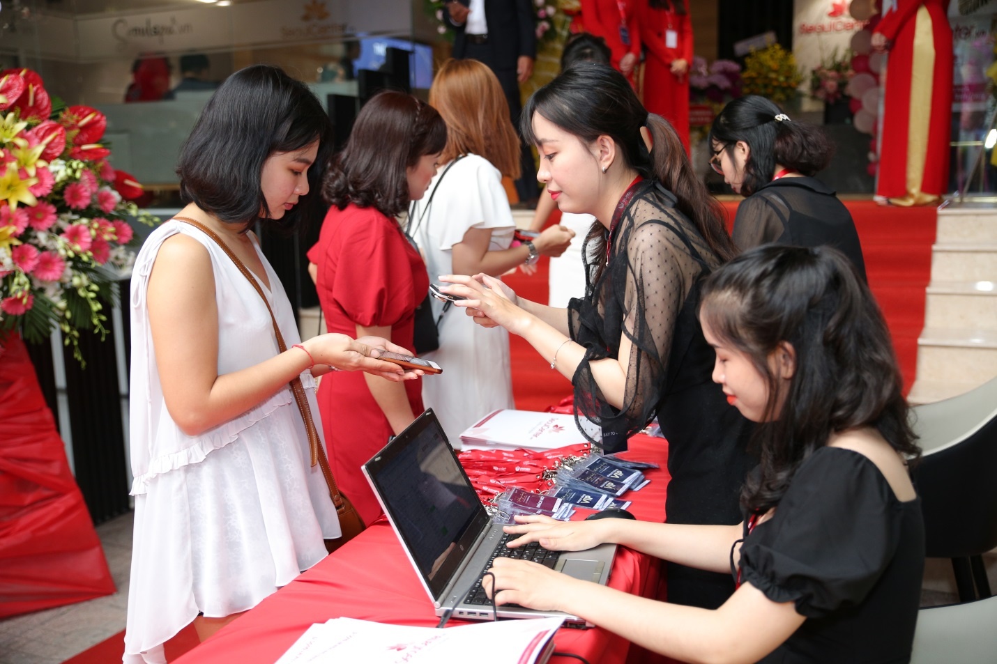 Hang nghin tin do lam dep tham gia ngay khai truong cua SeoulCenter.vn hinh anh