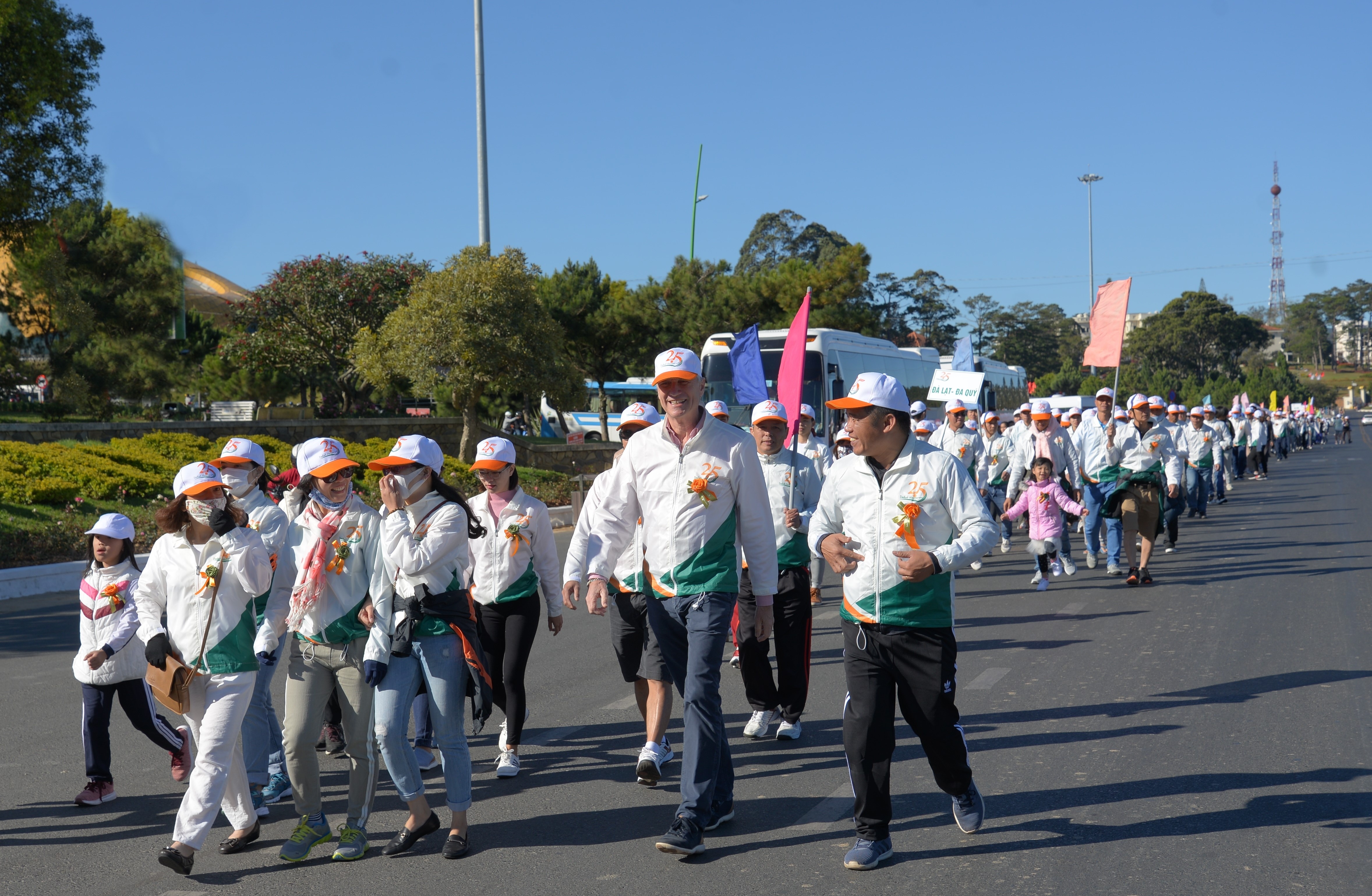 Dalat Hasfarm to chuc di bo, gay quy xay nha tinh thuong hinh anh