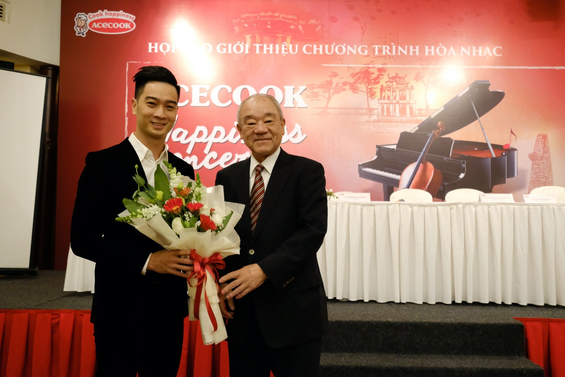 Slim V phoi nhac dan toc voi giao huong tai Acecook Happiness Concert hinh anh