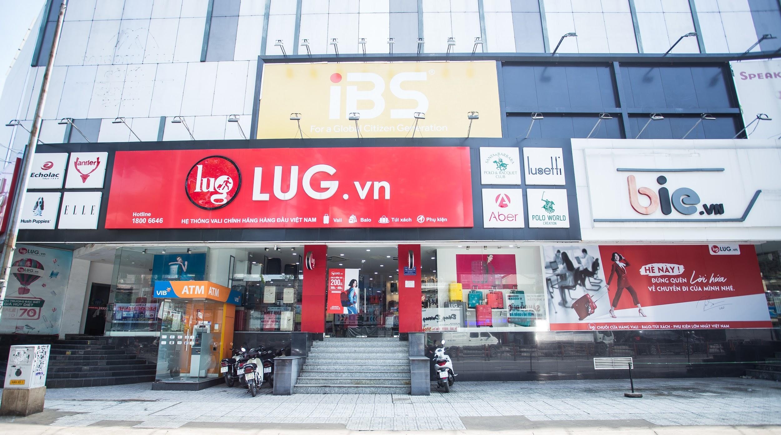 Lug khai truong cua hang mat pho dau tien o Ha Noi hinh anh