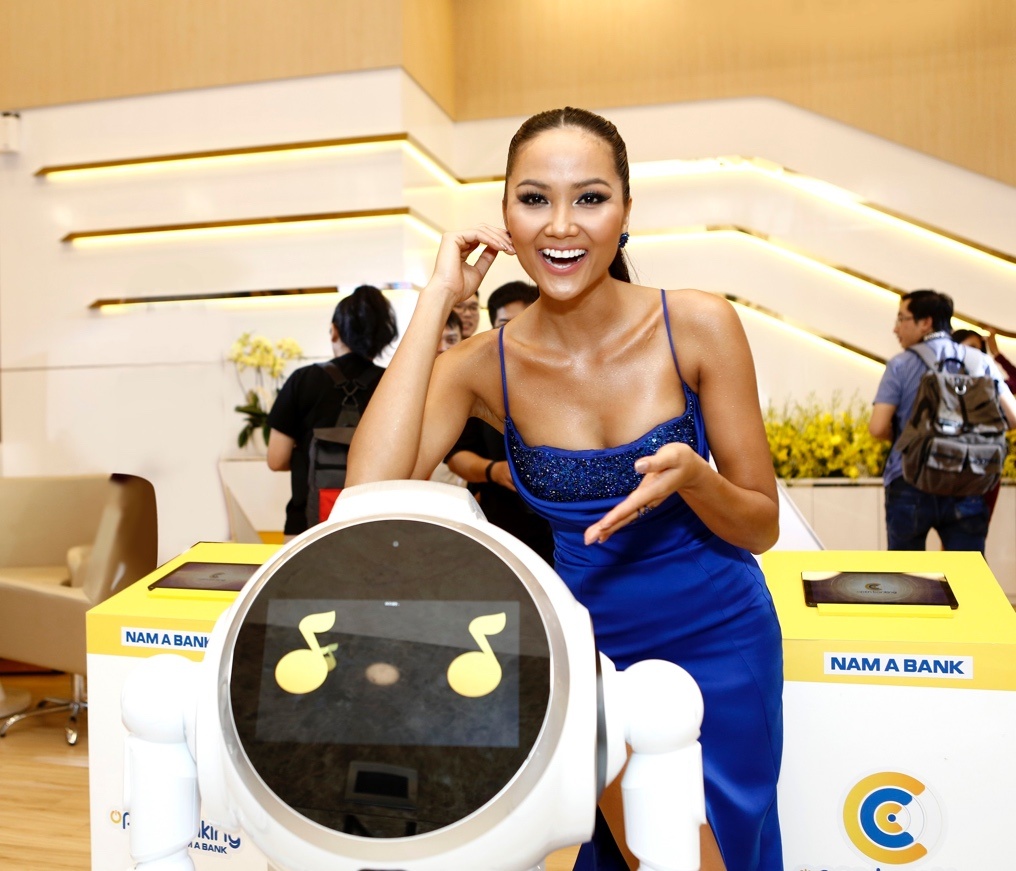 Hoa hau Khanh Van anh 4