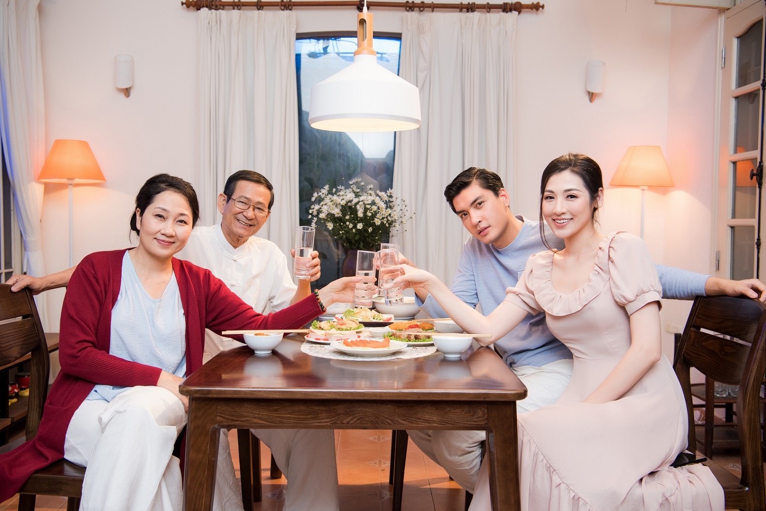 A hau Tu Anh tro lai showbiz voi vai nang dau thoi 4.0 hinh anh