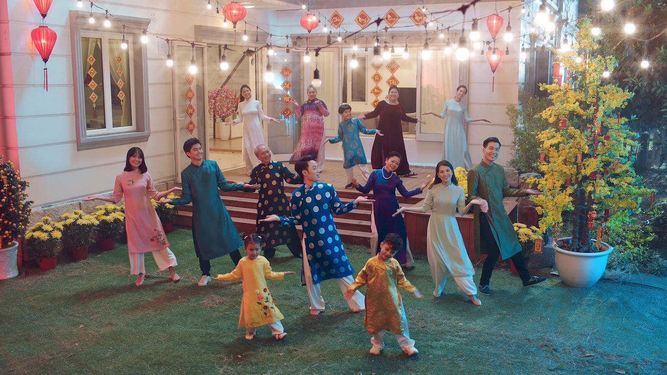 an Tet lon voi TV QLED Samsung anh 1