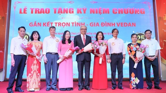 Vedan VN trao ky niem chuong cho hon 300 can bo, cong nhan lau nam hinh anh