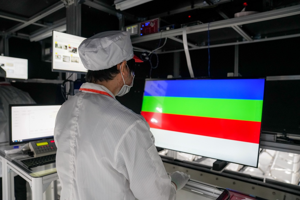 Kham pha day chuyen san xuat TV Vsmart hinh anh