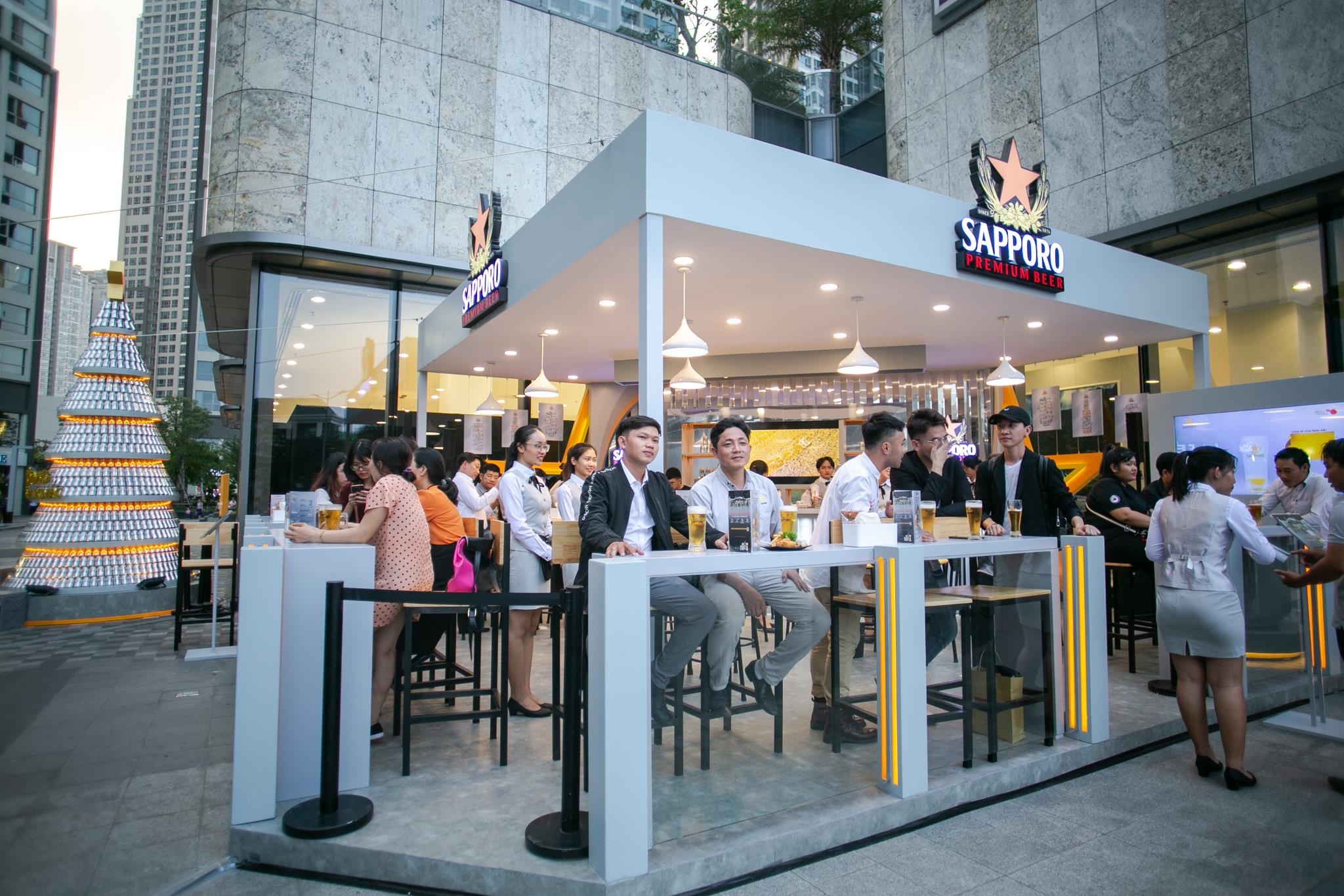 Sapporo Premium Bar chinh thuc tro lai Landmark 81 hinh anh
