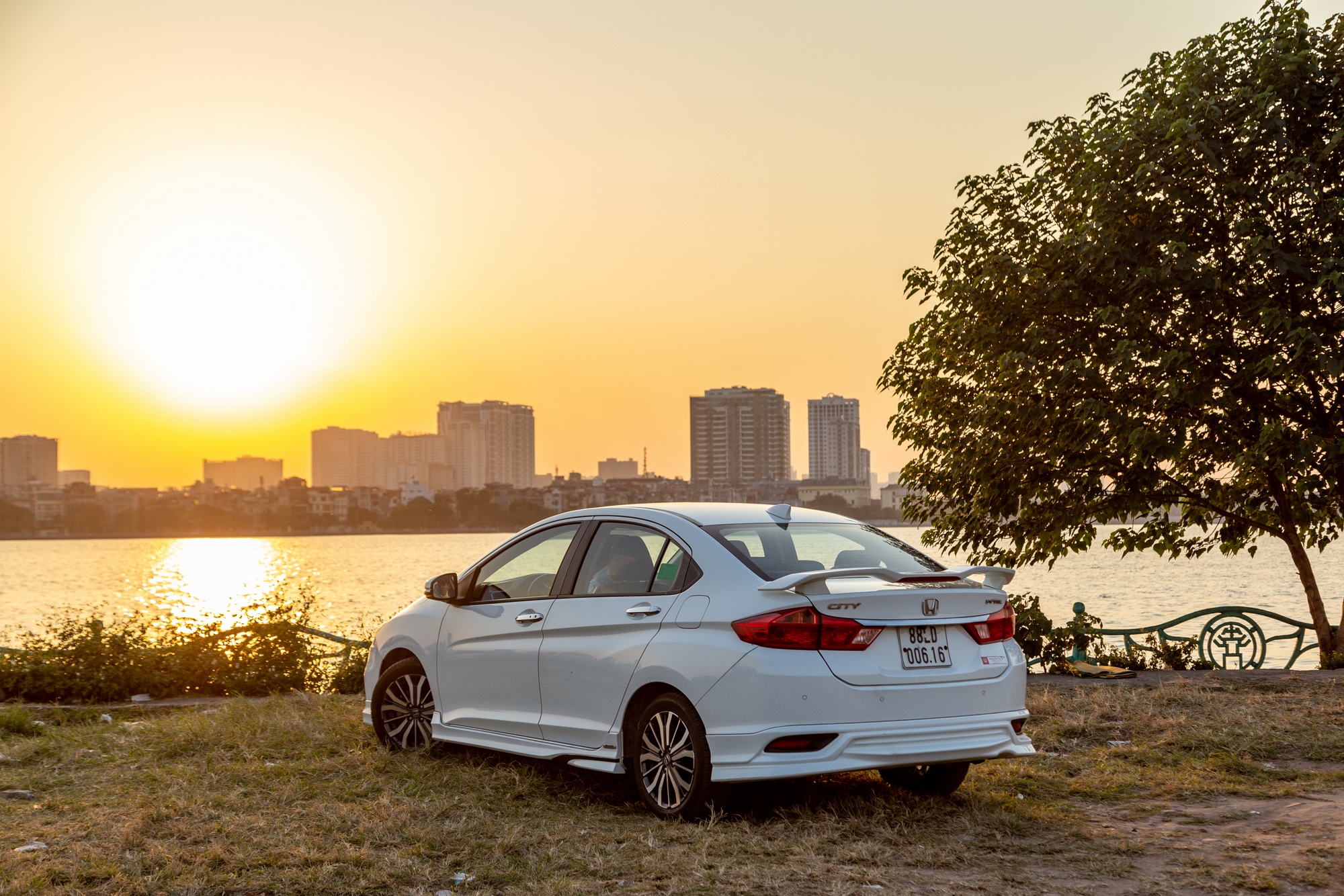 Lai Honda City dam minh giua nang dong Ha Noi hinh anh