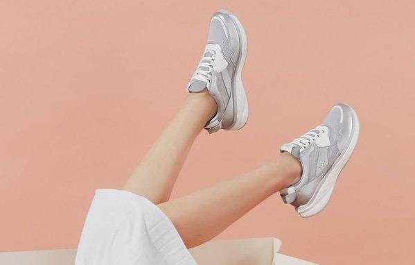 3 mau giay giup nang toa sang dip cuoi nam hinh anh