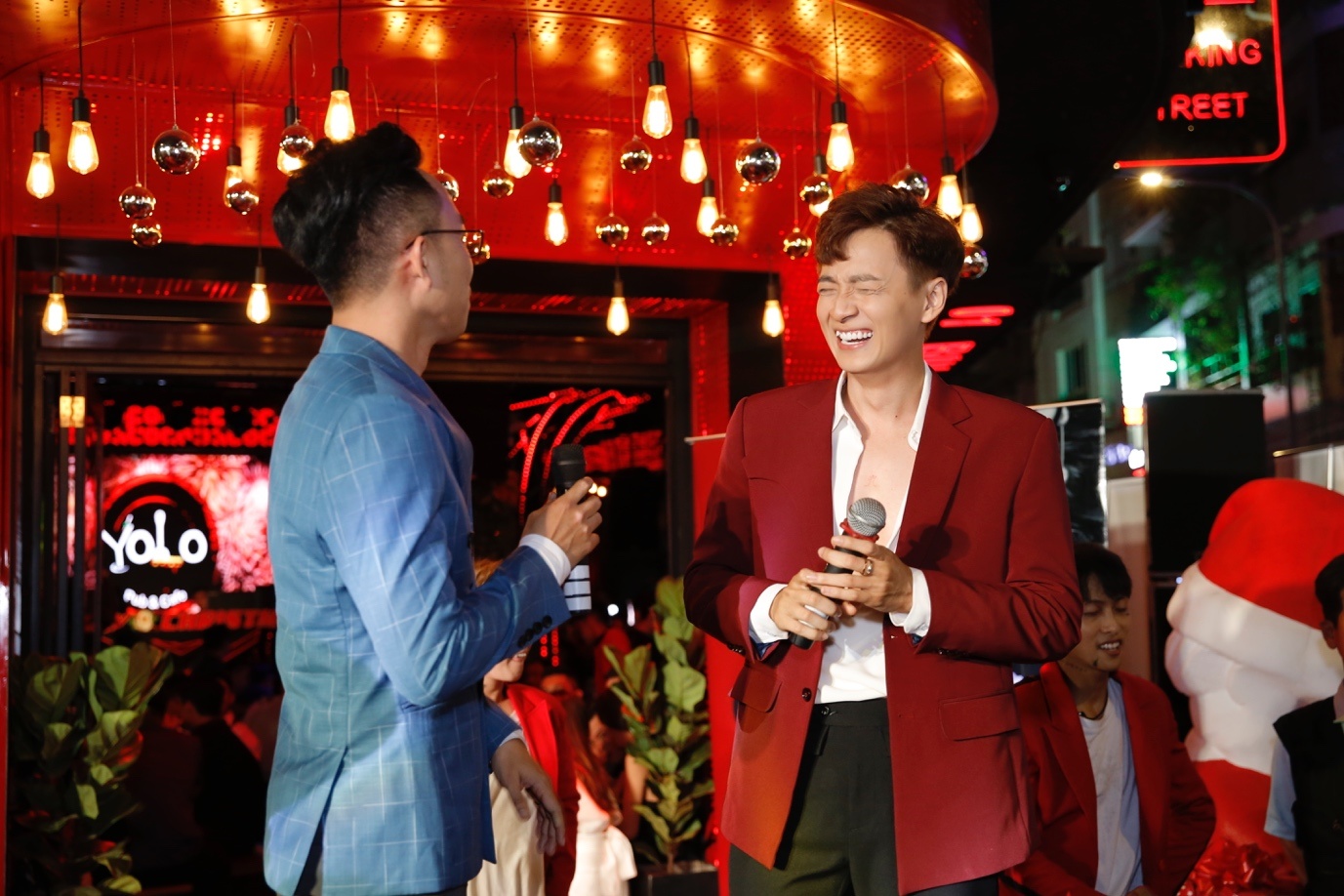 Ngo Kien Huy dien lien tuc 3 hit dip Yolo Pub&Cafe tai hoat dong hinh anh