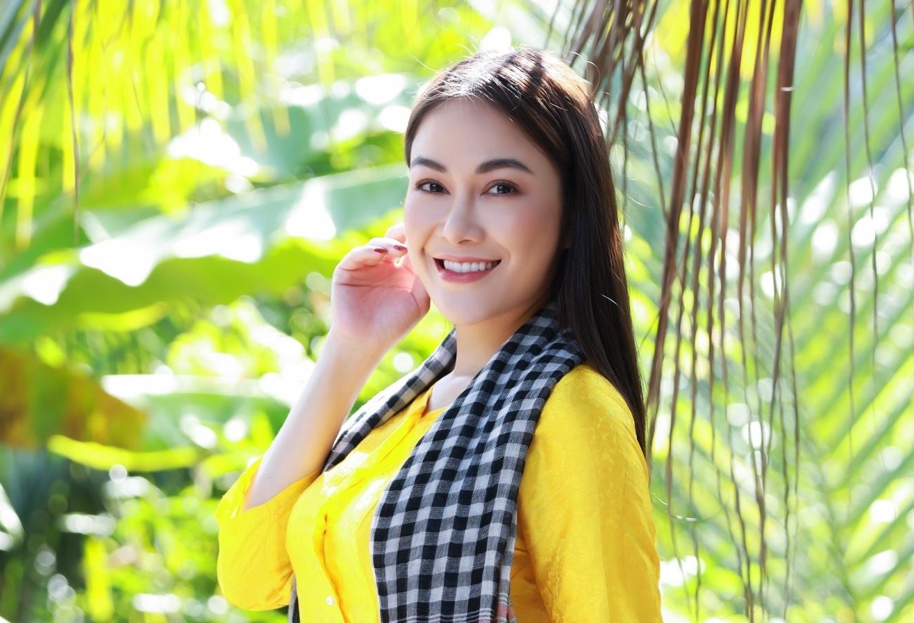 Tuyet Nga dua tro choi dan gian vao MV 'Trong com - Ly cay bong' hinh anh