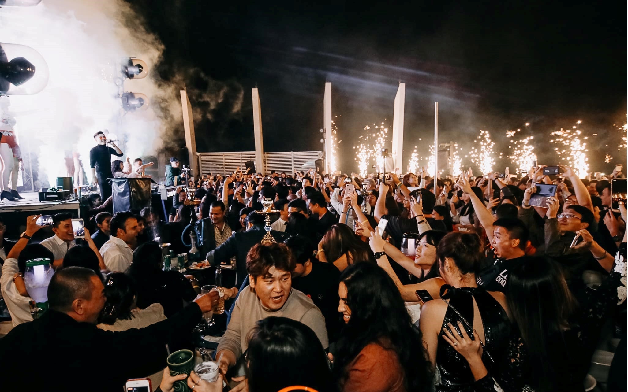 Don nam moi tai Skybar nhin toan canh thanh pho Da Nang hinh anh