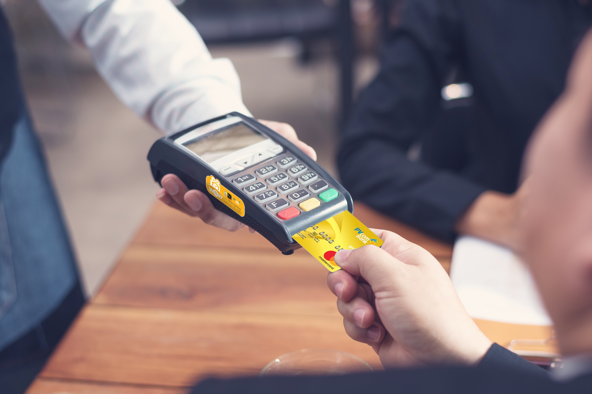 PVcomBank tung uu dai cho chu the Mastercard dip cuoi nam hinh anh
