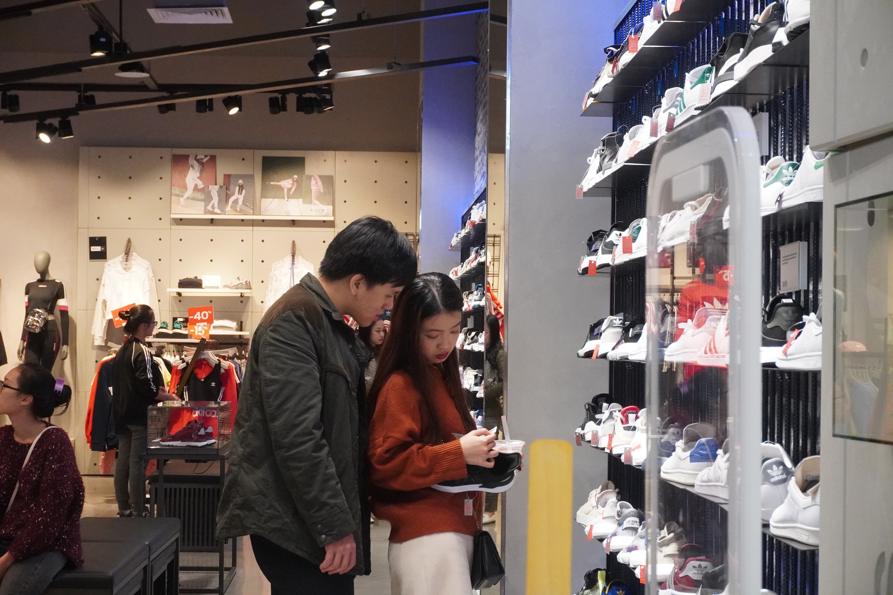 San hang hieu tu 'con mua uu dai' cua AEON Mall Ha Dong hinh anh