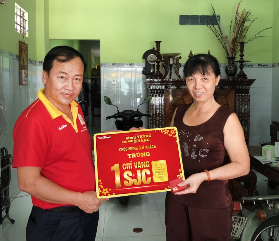 Hang tram khach hang trung vang khi mua sua Nuti hinh anh