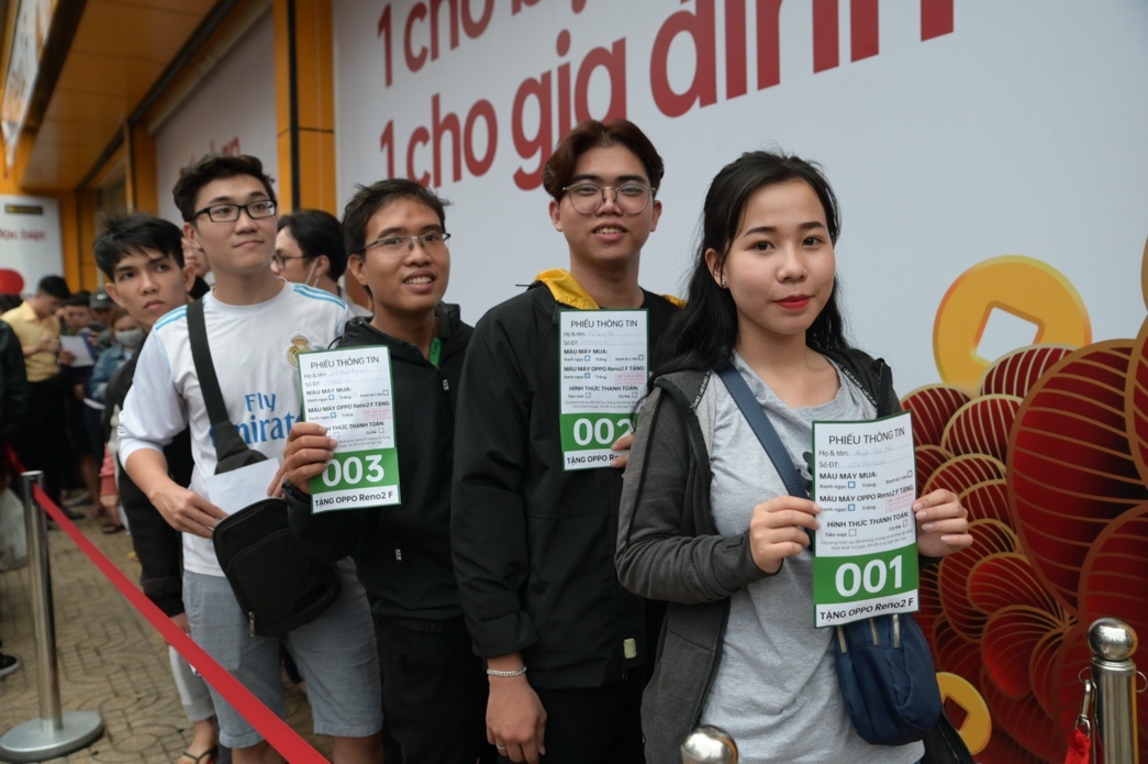 Oppo tung uu dai 'mua 1 tang 1' Reno2 F tai Ha Noi hinh anh