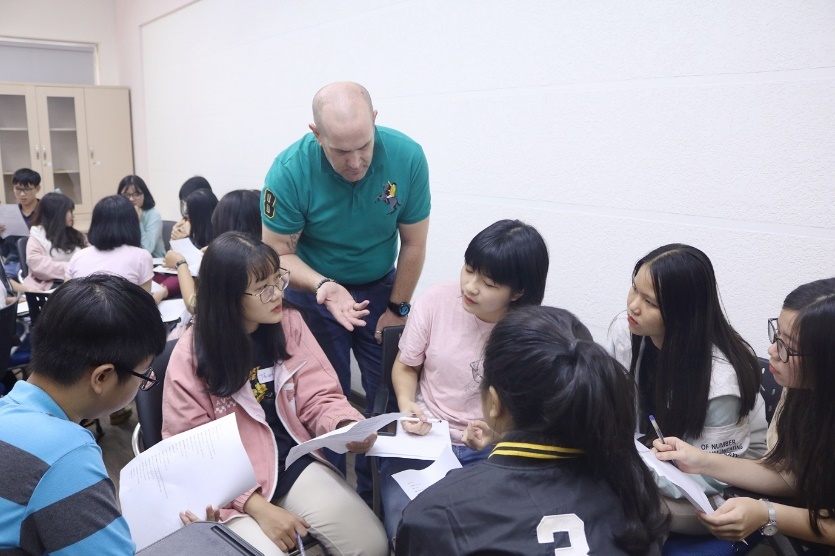 Nhan hoc bong du hoc My 100% khi thi thu IELTS mien phi hinh anh