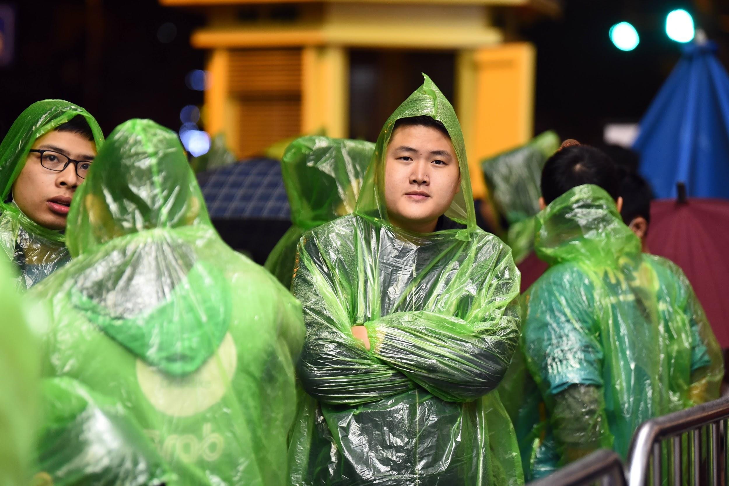 Nguoi dung xep hang 'mua 1 tang 1' Oppo Reno2 F tai Ha Noi hinh anh