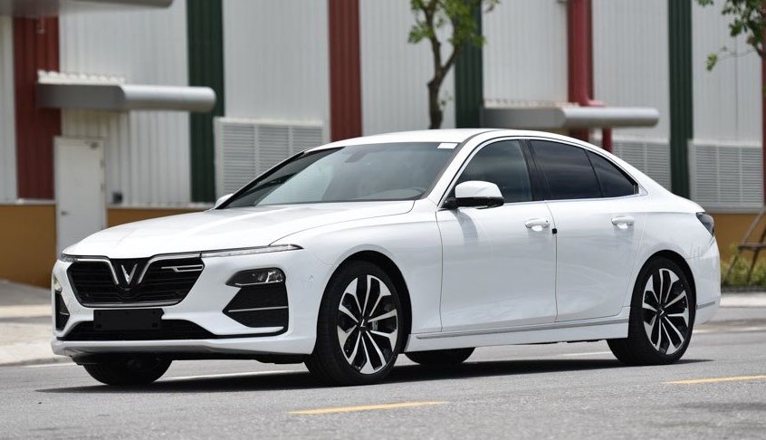 Mua oto VinFast Lux loi hon thue xe sang nhu the nao? hinh anh