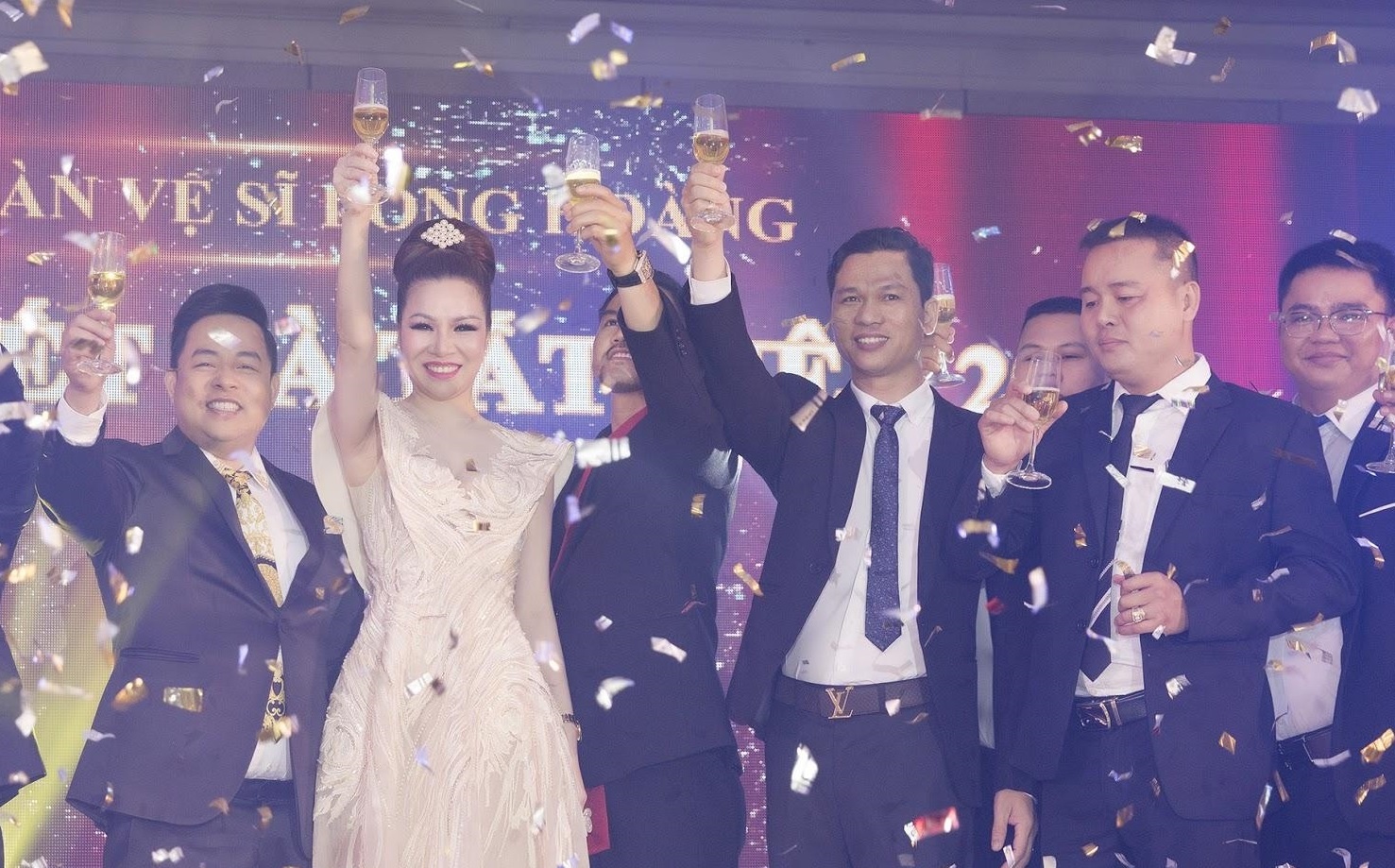 Cong ty bao ve Long Hoang chi 2 ty thuong Tet cho nhan vien hinh anh