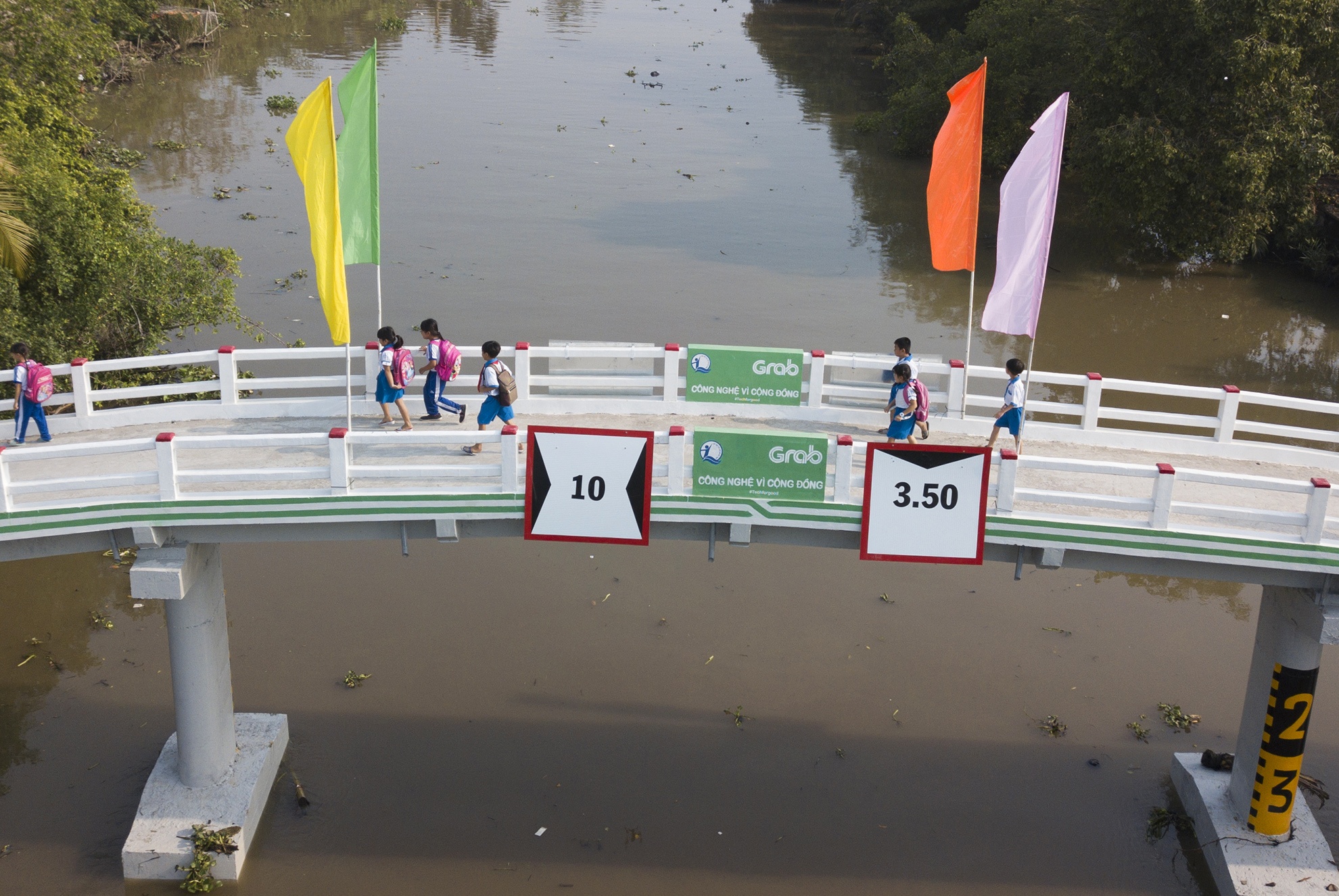 Cay cau dau tien do nguoi dung Grab dong gop xay dung o mien Tay hinh anh