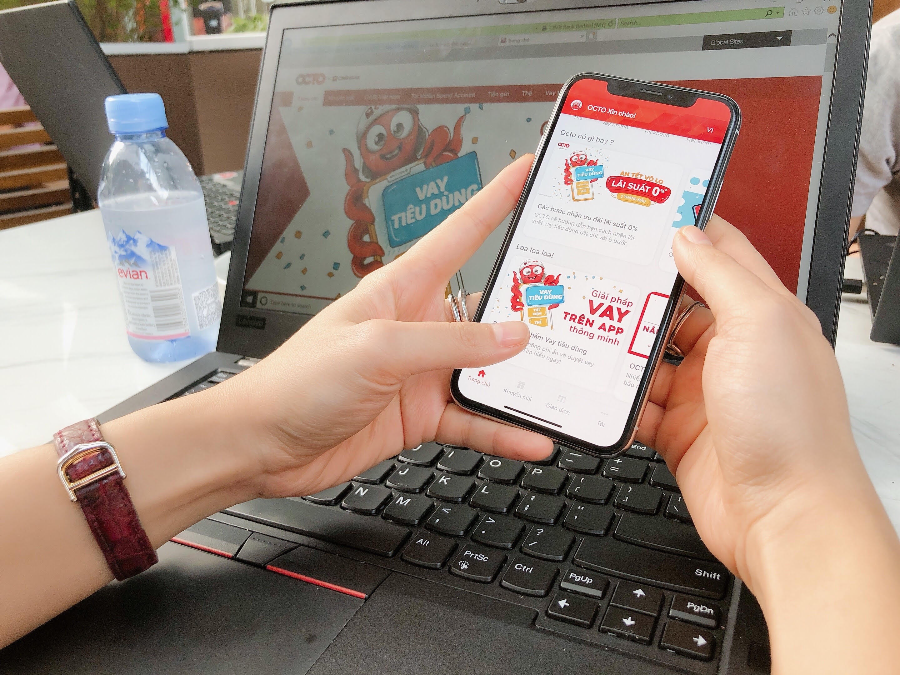 Tan dung tinh nang vay tieu dung cua ngan hang de mua sam dip le hinh anh