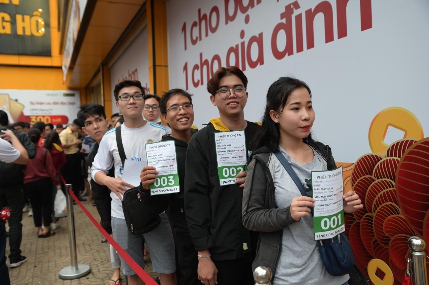 Dong dao khach hang cho doi xuyen dem mua Oppo Reno2 F o TGDD hinh anh