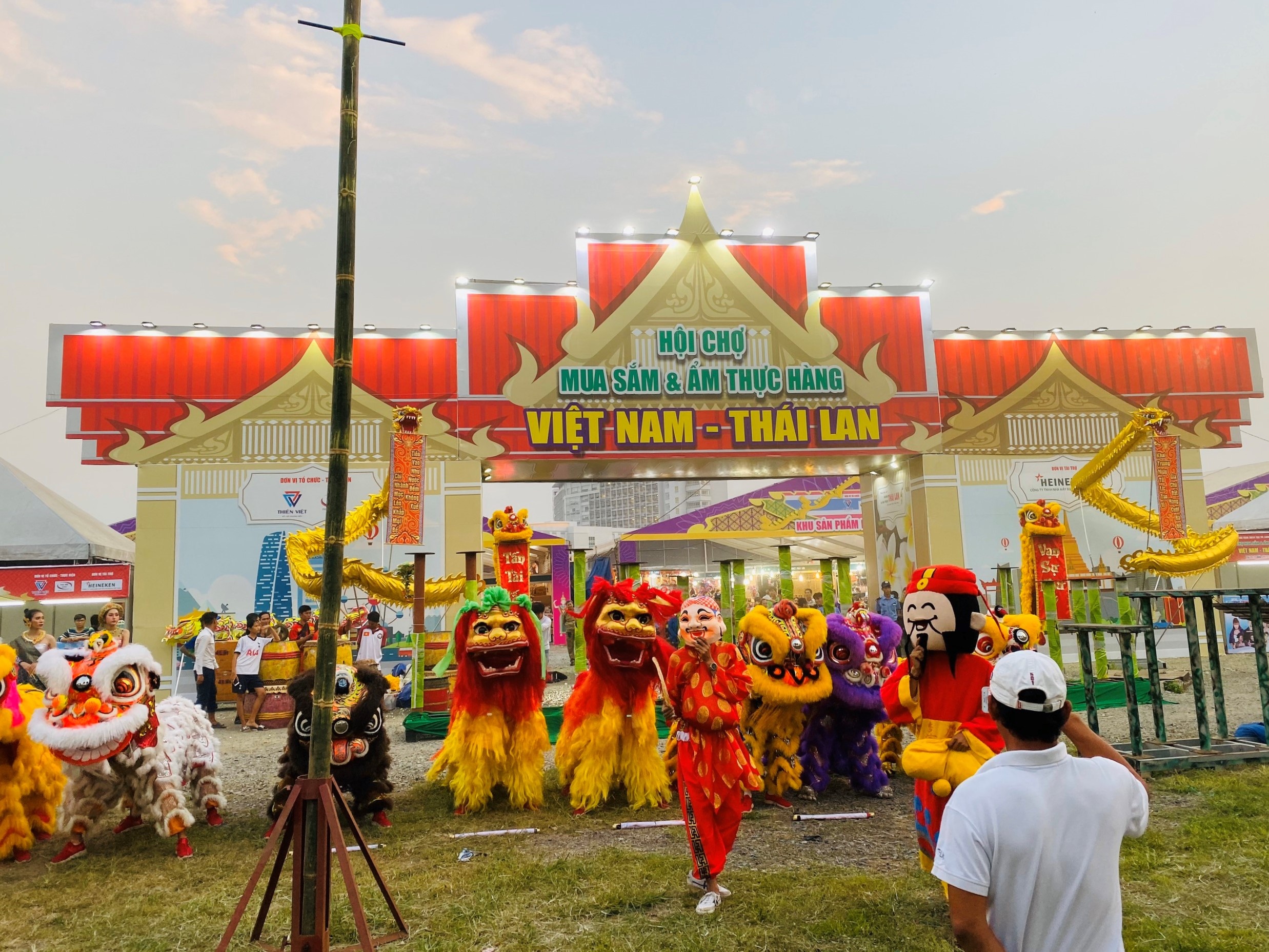 Hoi cho Thai Lan - Viet Nam anh 1