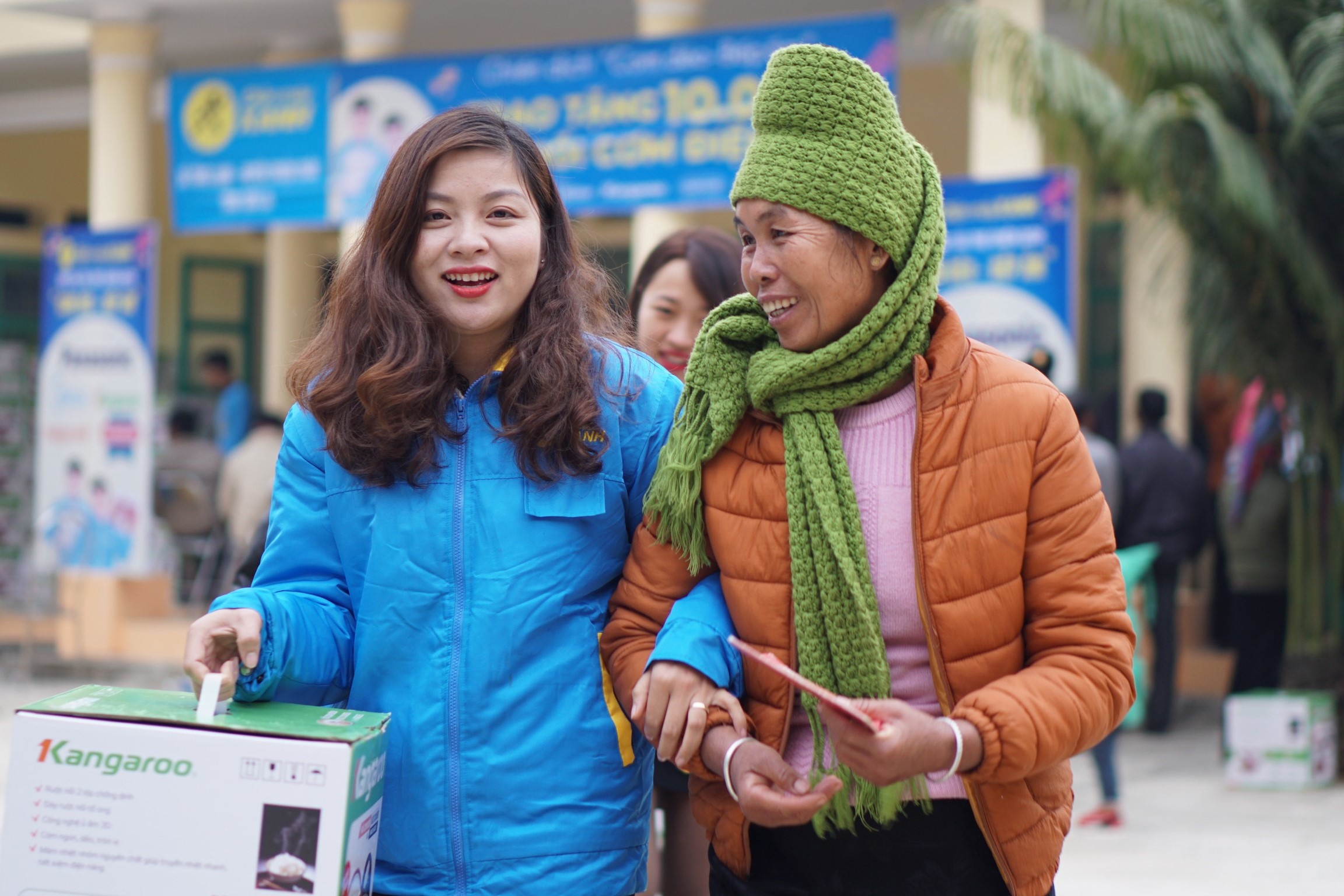 Dien may Xanh trao 10.000 noi com dien cho nguoi kho khan hinh anh