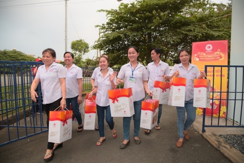 Cong ty banh keo Hai Ha tang qua Tet cho nguoi lao dong hinh anh