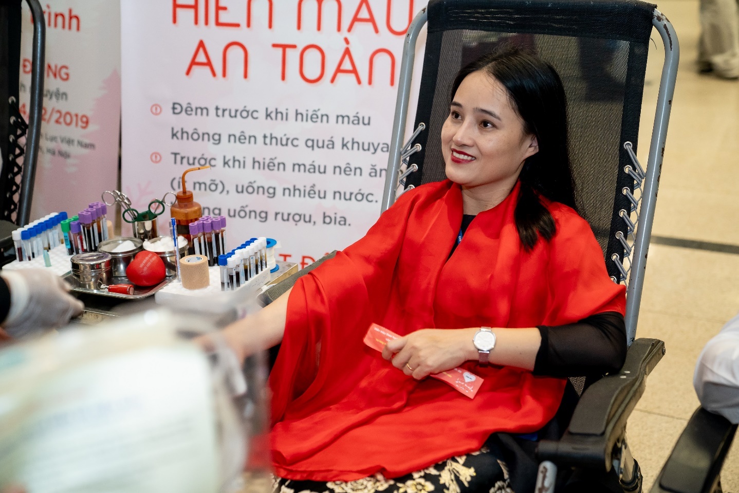 EVN gui tang 10.000 mon qua ‘do’ dip Tet hinh anh