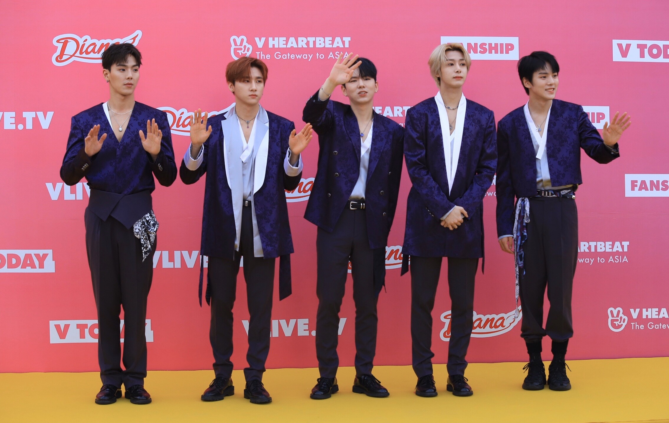 Vang 2 thanh vien, Monsta X van duoc khan gia chao don nong nhiet hinh anh