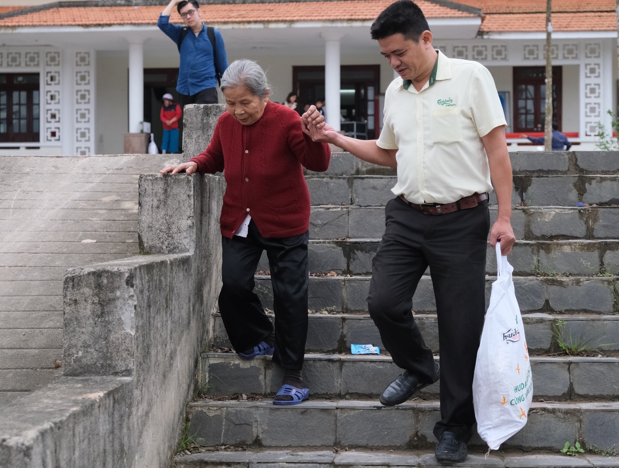 Hang nghin nguoi dan 9 tinh mien Trung nhan qua Tet y nghia hinh anh