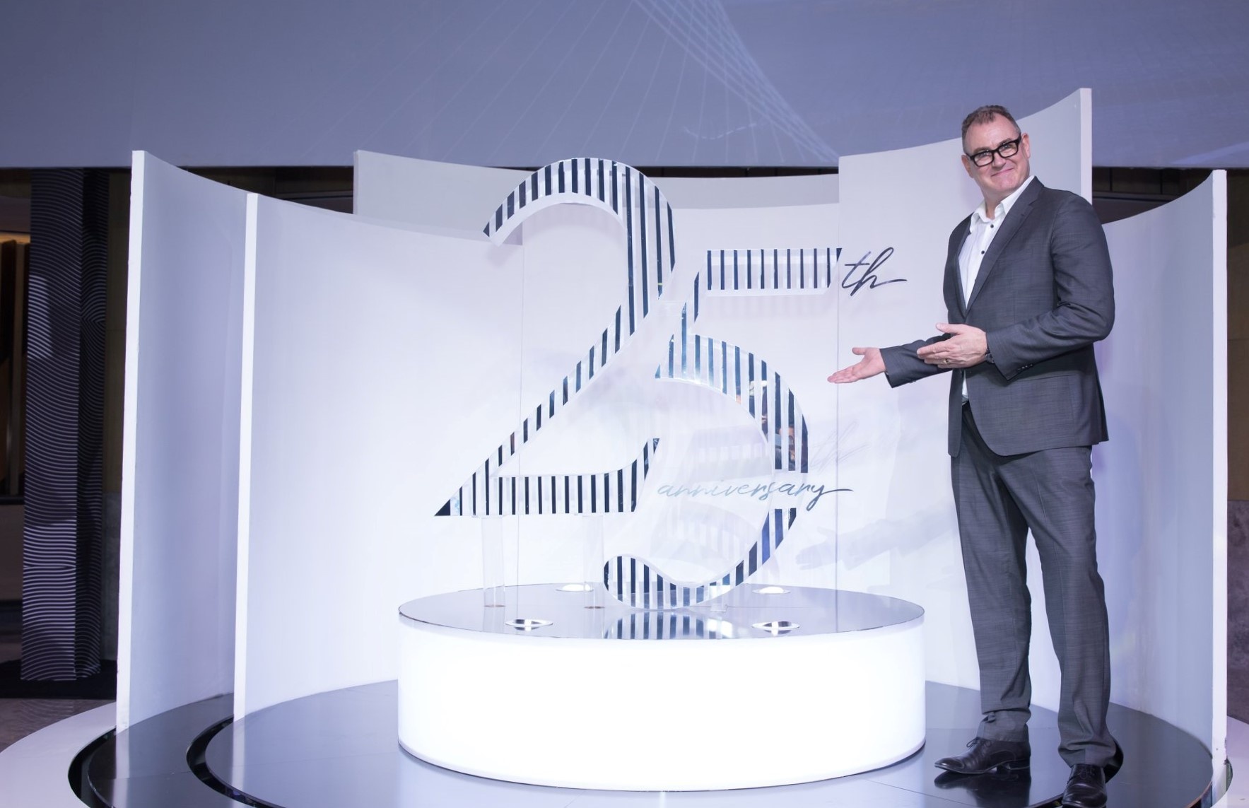 Khach san New World Sai Gon tung loat uu dai mung 25 nam thanh lap hinh anh