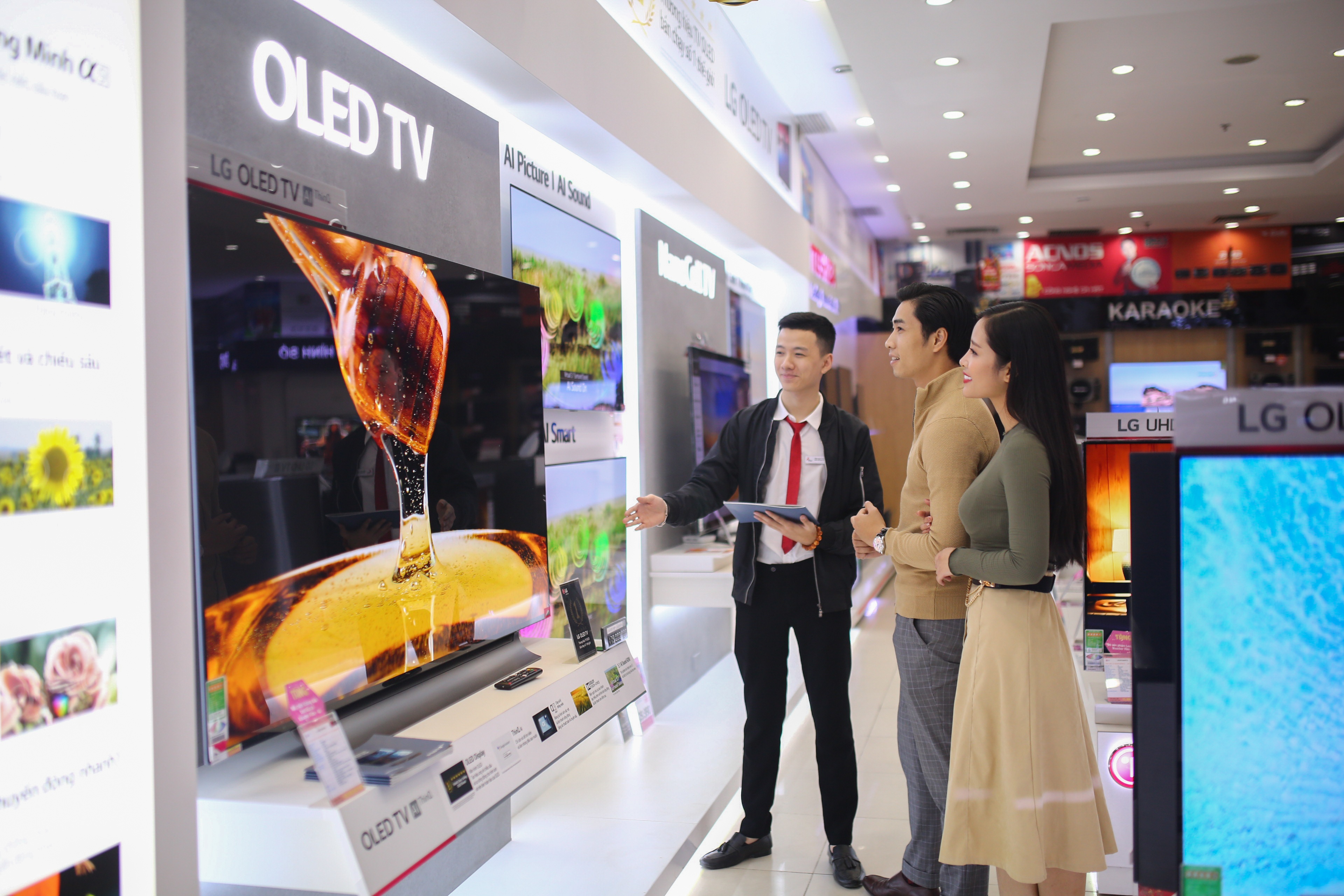 Gia TV OLED ha nhiet, nguoi dung uu tien chon mua dip cuoi nam hinh anh