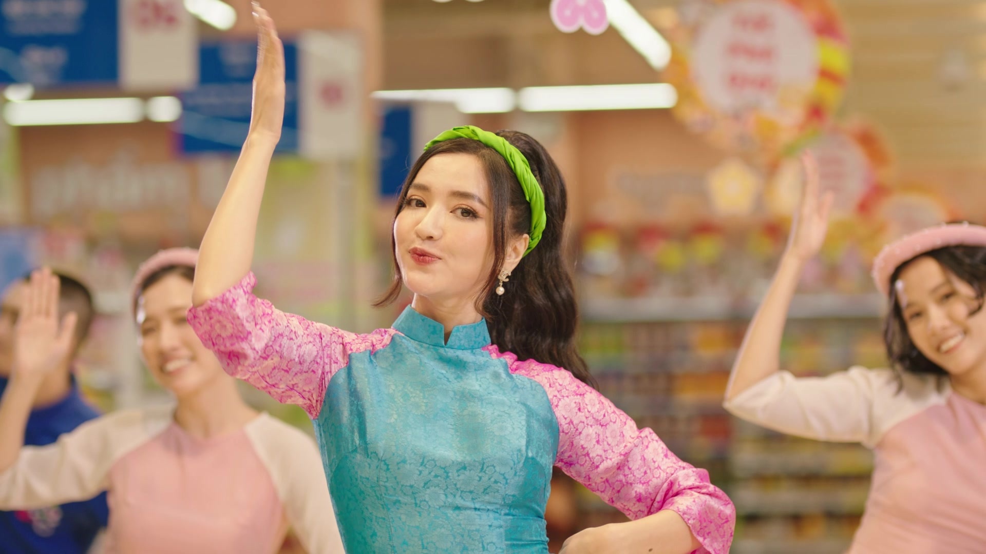 Bich Phuong tung MV 'minh oan' cho Tet hinh anh