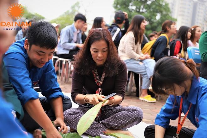 Sinh vien DH Dai Nam goi banh tang nguoi kho khan dip Tet hinh anh