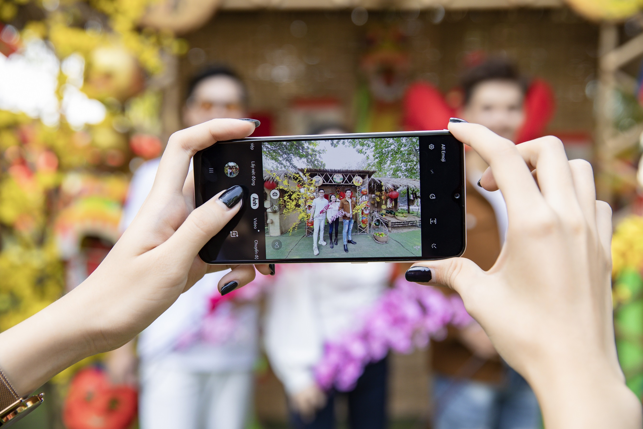 Smartphone duoi 6 trieu, pin lon cho team 'cay' phim, game ngay Tet hinh anh