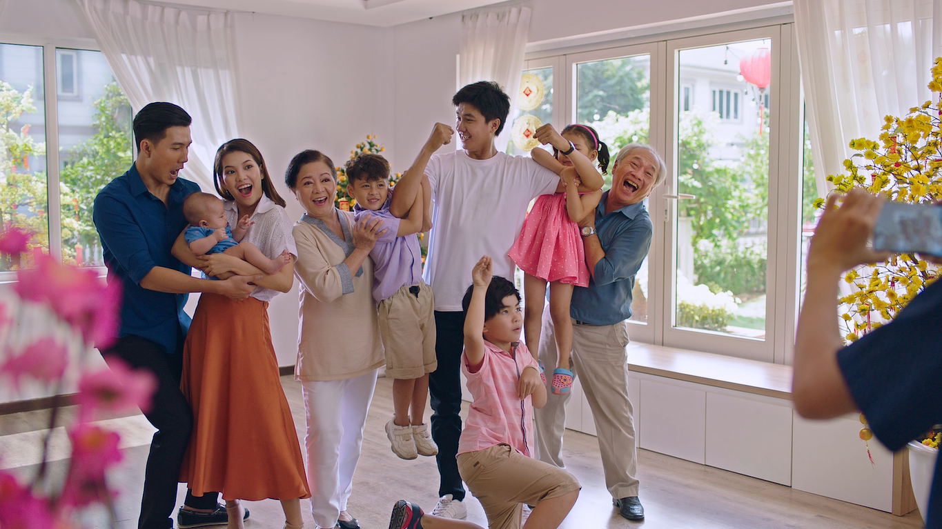 Dau can di xa, ca nha co the choi Tet that vui chi voi chiec TV hinh anh