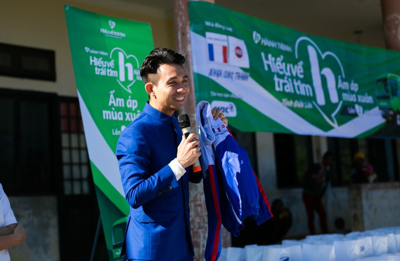 Nhua Long Thanh trao hon 1.000 phan qua Tet tai Dak Lak hinh anh