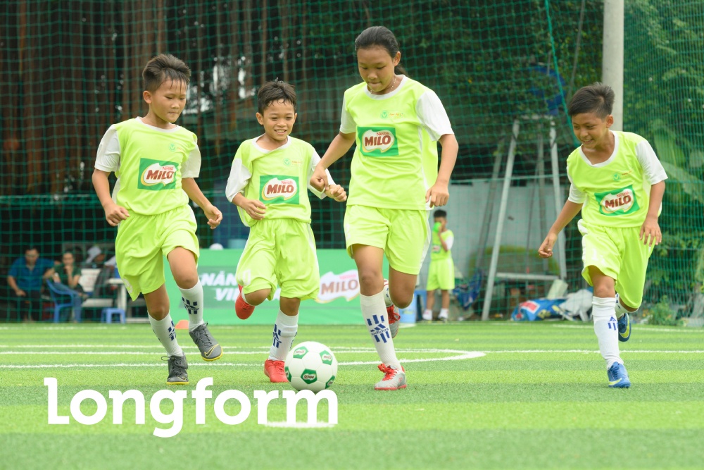 Bo dien thoai xuong va ra ngoai choi cung con - chuyen kho hoa de hinh anh