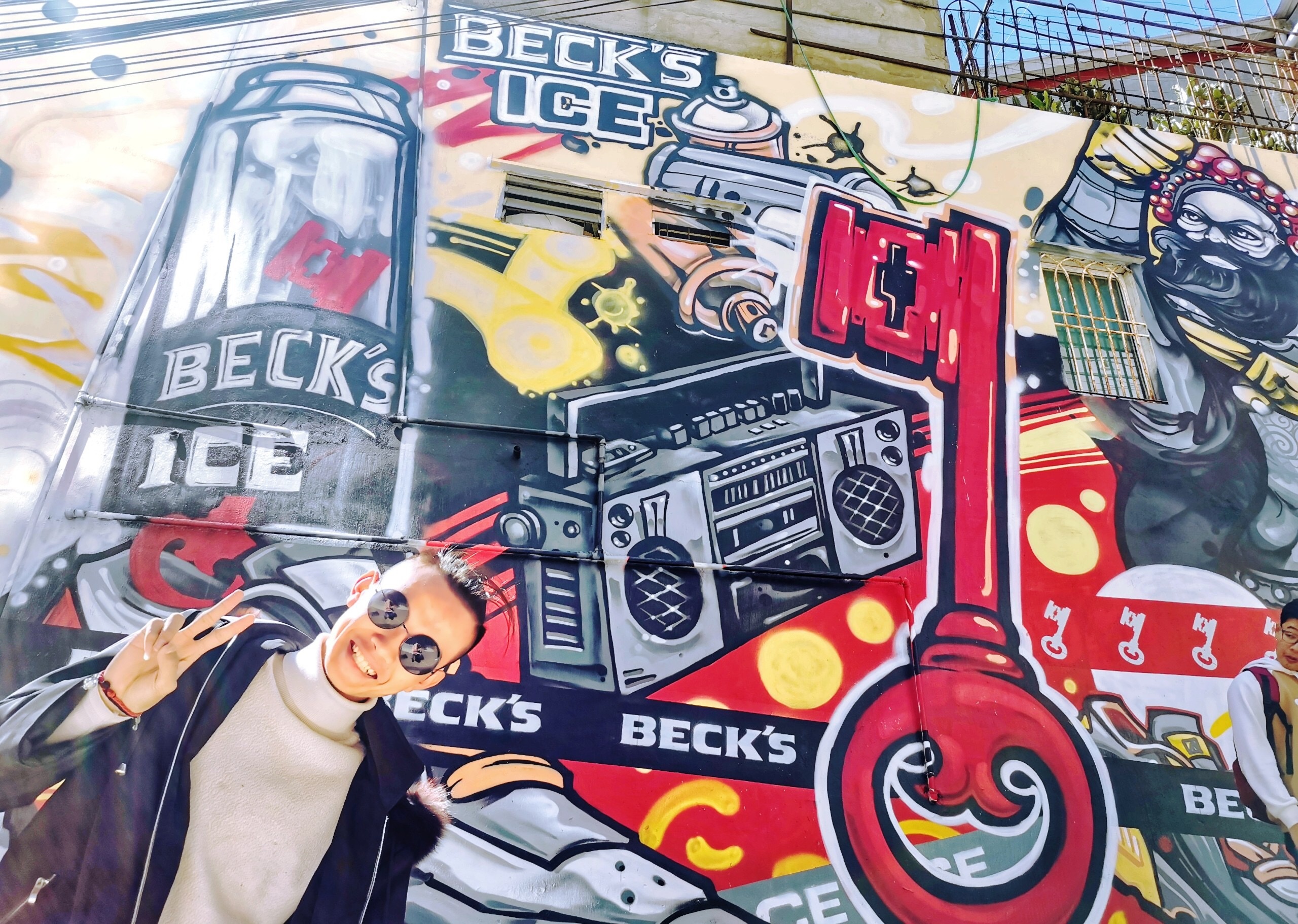 Gioi tre hao hung check-in tai buc tuong song ao moi o Da Lat hinh anh