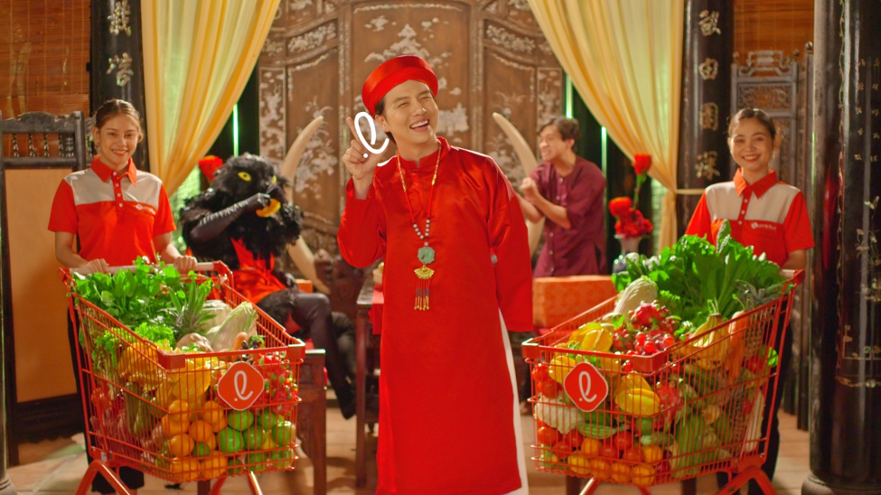 Lotte Mart tung video Tet lay cam hung tu truyen co tich hinh anh